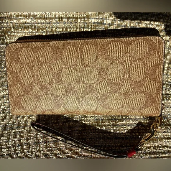 Coach x Peanuts Snoopy Patches Zip Around Accordion Wallet Wristlet - Picture 2 of 16